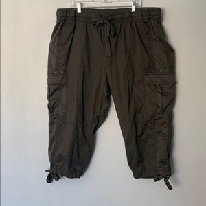 Olive green cropped cargo Capri pant